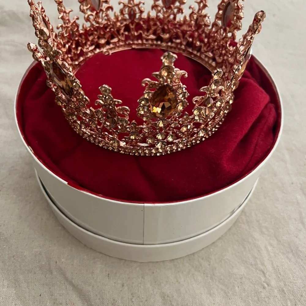 Beautiful Rose Gold Rhinestones Crown - Picture 6 of 14